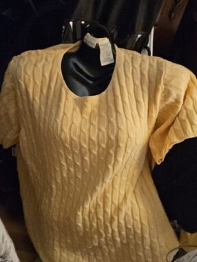 Textured Short Sleeve Knit Top in Pale Yellow